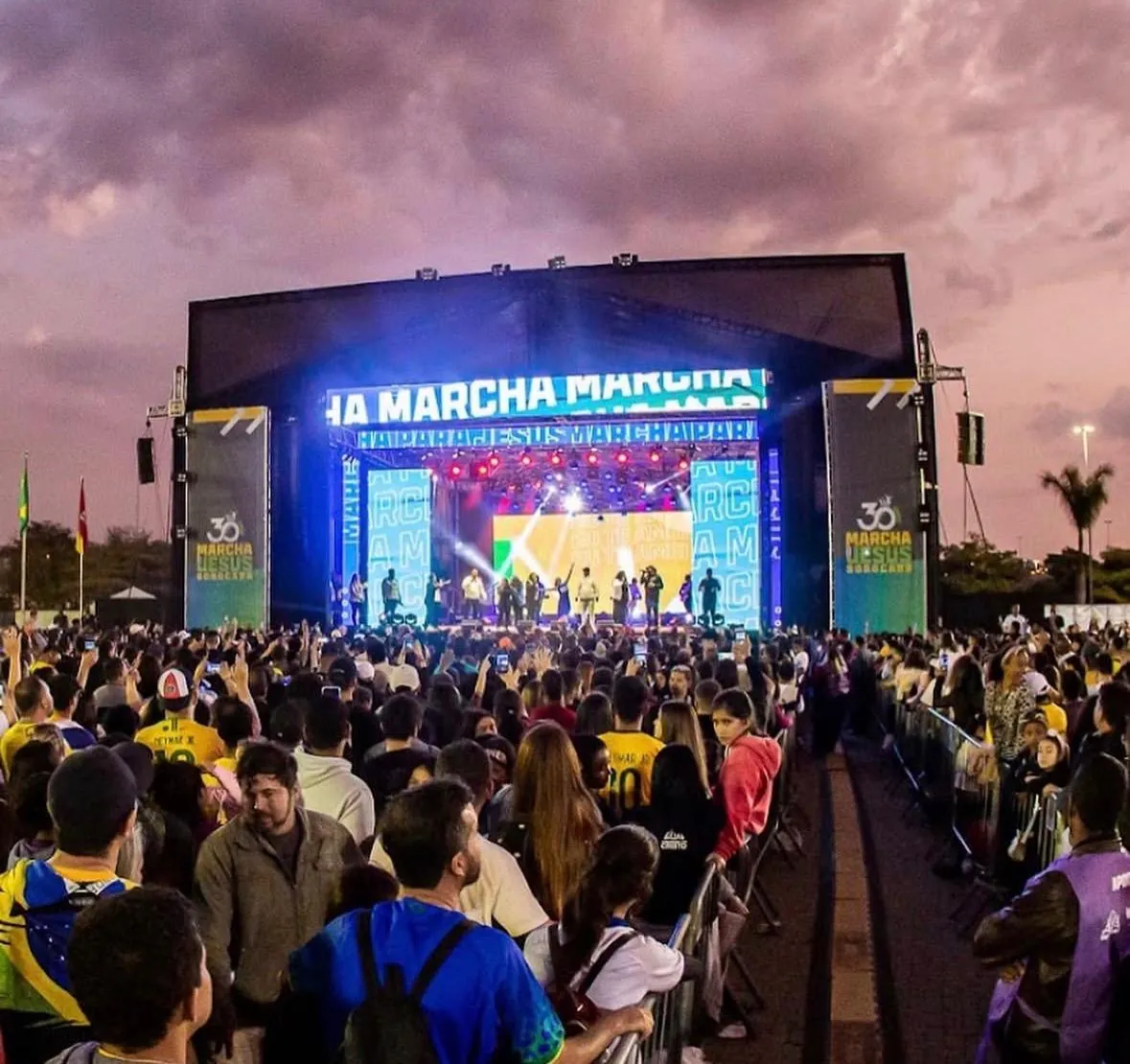 Palco da Marcha para Jesus com multidão