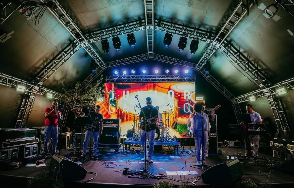 Palco sob treliça com show ao vivo
