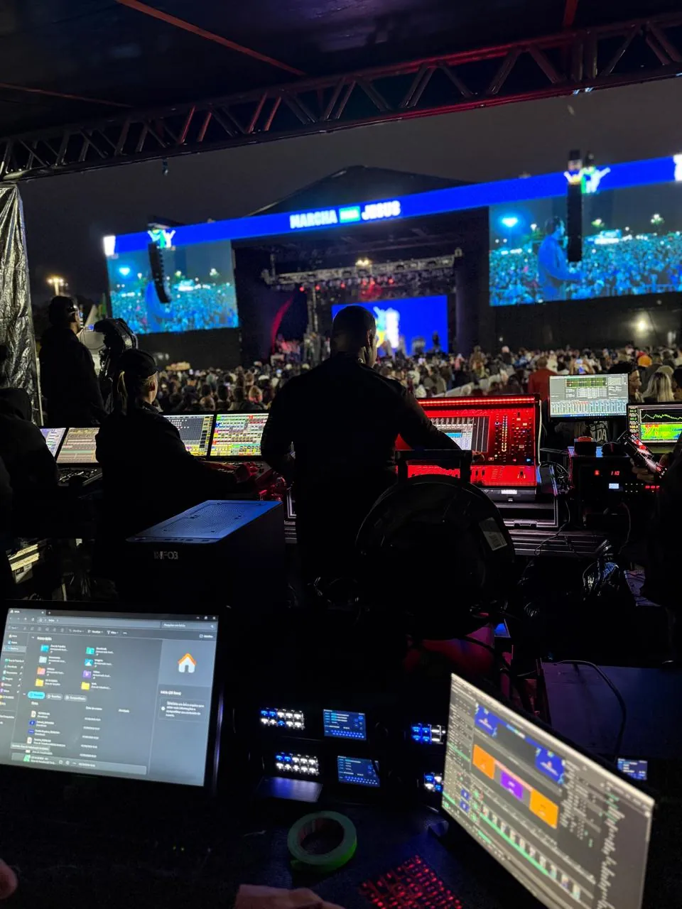 Mesa de operação de som e imagem durante o show